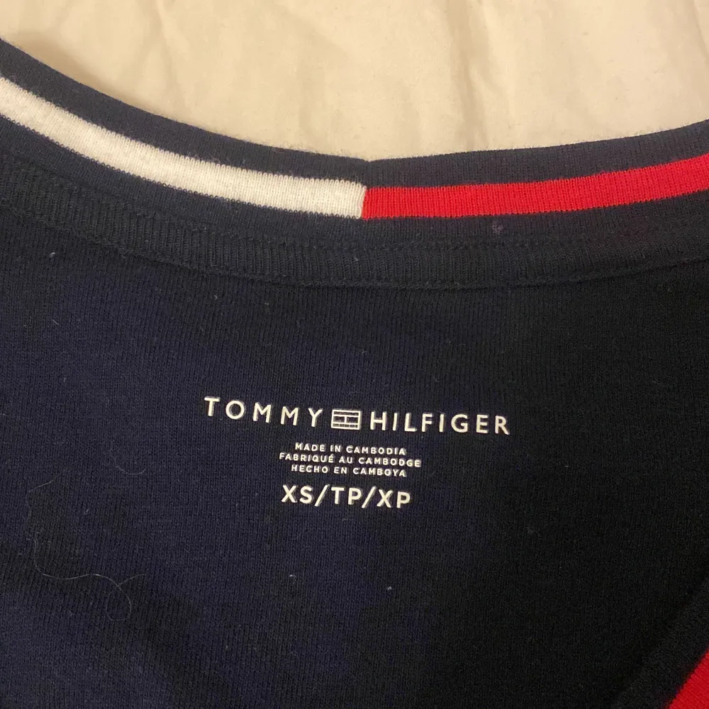 T-shirt ifrån Tommy Hilfiger med fin urigning. Säljer pga får ej användning av den ! aldrig använt ! Köpare står för frakt ! ❤️‍🩹. T-shirts.