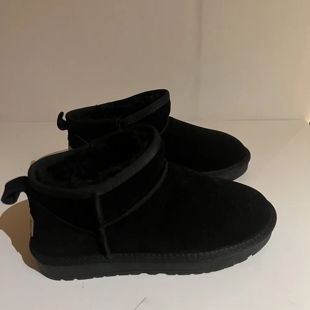 Skor som liknar låga uggs, dem är alltså inte äkta. Jättebra kvalitet och sköna men är tyvärr för små för mig. Det är storlek 39 men är mer som 38, kanske till och med 37. Köpte för 500kr och säljer för 300+frakt. Aldrig använda.. Kengät.