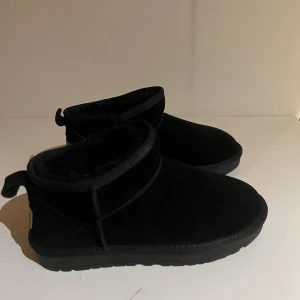 ”Uggs” - Skor som liknar låga uggs, dem är alltså inte äkta. Jättebra kvalitet och sköna men är tyvärr för små för mig. Det är storlek 39 men är mer som 38, kanske till och med 37. Köpte för 500kr och säljer för 300+frakt. Aldrig använda.