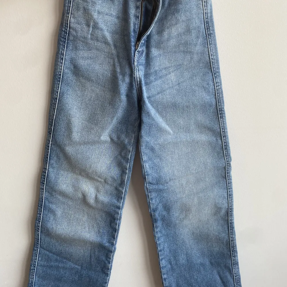Strechiga jeans från dr denim!  Supermjuka och snygga!  Haft en gång ute i somras! nypris 699. Jeans & Byxor.