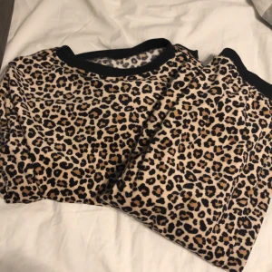 Leopard färgad pgyamas  - Pyjamas som är använt en gång, lite tjockare tyg 