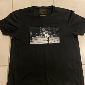 Limitato t-shirt - Säljer min limitato t-shirt med Muhammed ali tryck då den är för liten. Är  i ett okej skick och använts en del gånger. Har ett litet hål som inte syns. Storlek S. Nypris 1800kr