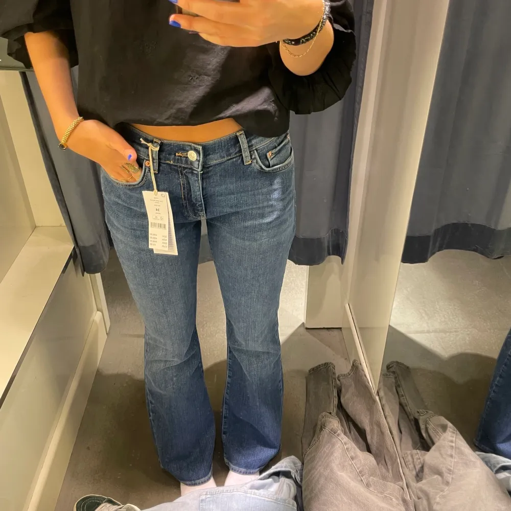 Lågmidjade bootcut jeans från Gina Tricot! Dom är i storlek 34 och endast använda ett fåtal gånger☺️ Köptes för 500kr . Jeans & Byxor.