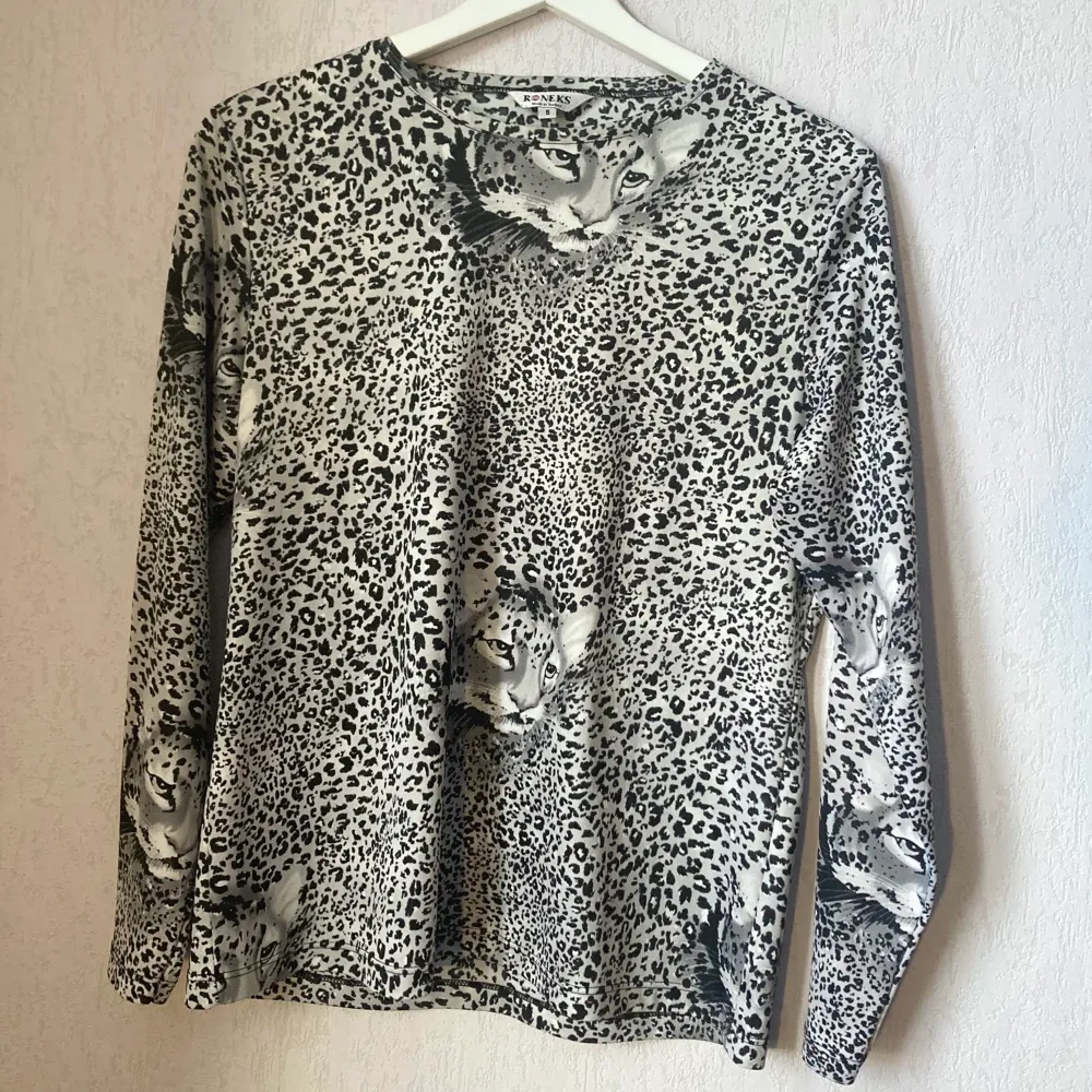 Långärmad tröja med leopardmönster, vit och svart. Lätt, bekvämt material. Storlek S/M.  Inga defekter. Den här långärmade t-shirten är i mycket gott skick.. Toppar.