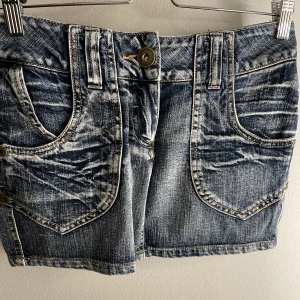 Snygg kjol - Säljer denna as snygga kjol då den tyvärr inte passar mig längre!🤩🥰