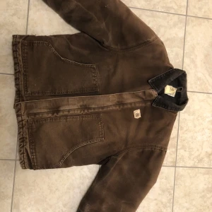 Carhartt Detroit Jacket - Brun Carhartt Detroit Jacket. Köpt second hand i ganska dåligt skick (3/10 ungefär) och sedan dess sparsamt använd. Kom PM för frågor och fler bilder!