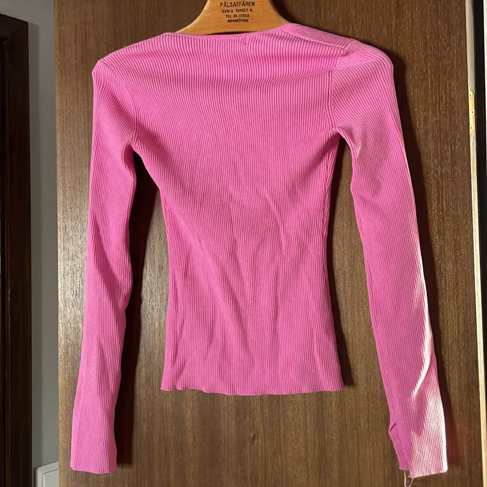Superfin rosa ribbad tröja från hm i storlek S. Aldrig använd. Den formar sig efter kroppen och passar allt från XS-L. Toppar.