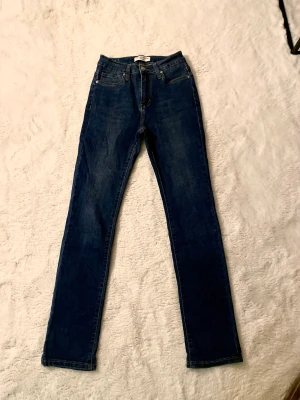 Blå jeans - Slim/raka blå jeans 