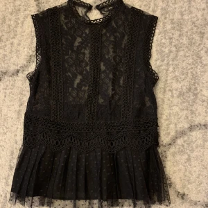 Topp - Säljer denna fina topp i storlek S. Fint skick! 