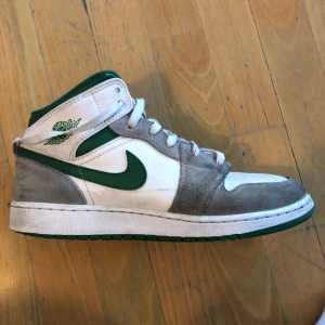 Air Jordan 1 mid grey green - Säljer mina så gott som nya Air Jordan eftersom dom blivit för små. Dom är köpta på kicks and stuff i Gbg för 2999. 