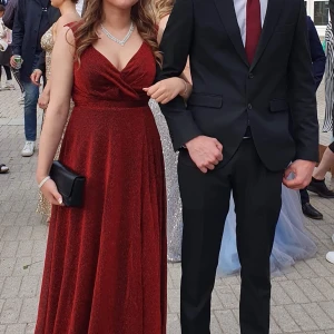 Balklänning - Supersnygg mörkröd glittrig balklänning. Fint skick då den endast är använd en gång förra året på min bal.🤍Klänningen är i storlek xs men passar säkert även s. Köpt på bubbleroom. Köparen står för frakten💞💗