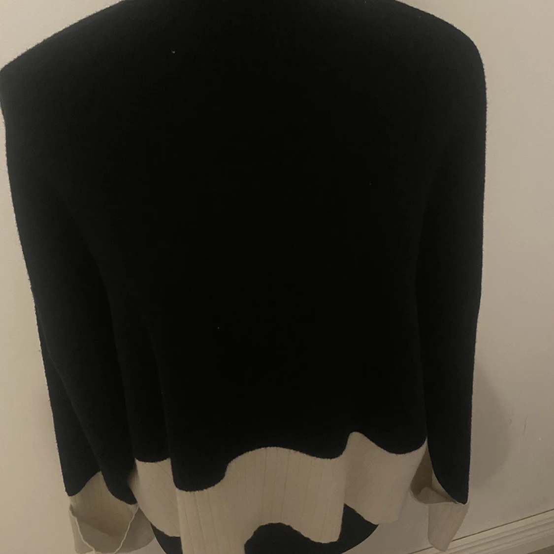 Svart vit stickad tröja  - 91