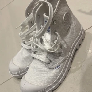Vita palladium skor - Vita palladium skor i storlek 39