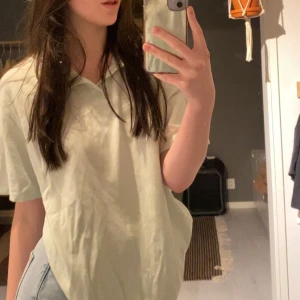 Oversized t-shirt  - Jättefin Weekday pike t-shirt som är mintgrön. Sparsamt använd då den inte riktigt är min stil längre.