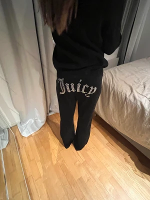 JUICY SVARTA BYXOR - Juicy coutotre svarta storlek s! Äkta självklart, kan mötas up och skicka med frakt. Skriv privat för frågor😚💞ANVÄNDA ENDAST EN GÅNG