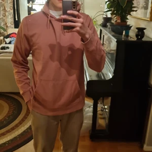 Hoodie, 157 - En väldigt skön hoodie, den är casual och stor. Har knottror pga för hög temperatur vid tvätt. Inga andra defekter, alla sömmar är hela.