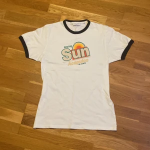 Valient T-Shirt Storlek M - Valient T-Shirt knappt använd, köpt på Carlings. Väldigt bra skick med snygga svarta sömmar! 🤍
