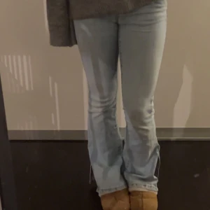 Slit flare jeans - Säljer dessa fina slit flare jeansen, mycket bra skick. Sjukt bekväma, använda få gånger. (Sträcket på benet är bara ljuset)  Storlek: 158
