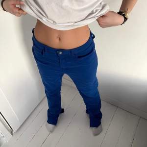 Coola jeans från Zara! 💙Modellen är 171cm lång.  Storlek: 38 Pris: 80kr
