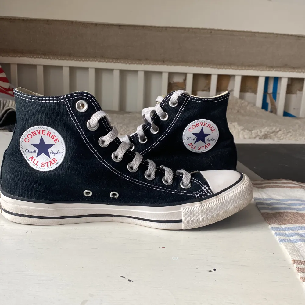 Säljer nu mina converse allstar i storlek 40. Har använt dom ett fåtal gånger och är som i ny skick. (Priset kan diskuterask). Skor.