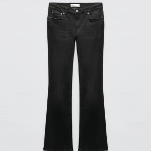 Zara low rise jeans - Svarta så snygga low waist bootcut jeans från zara! Helt slutsålda. Använd lite men i fint skick! Lite korta på mig som är 178