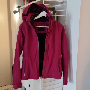 Skidkläder   - Lätt vadderade skidkläder i vacker Magentafärg. Använda en vecka, men inköpta för 5 år sedan. Urskön slimmad modell. Liten storlek. Jackan är strl 40 och byxorna strl 38 men du behöver vara av strl 36 för att de ska sitta bra.