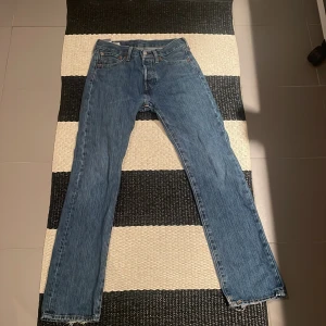 Levis 501 - Ett par riktigt snygga Levis 501 i storlek W28 L32 som jag har vuxit ur. Väldigt snygga och knappt använda. 