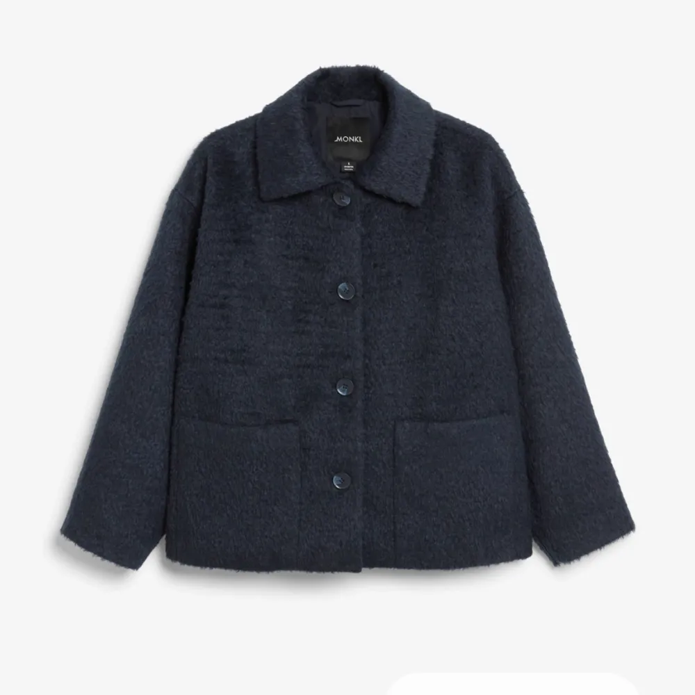 Säljer denna slutsålda kappa från Monki 💕 använd fåtal gånger, köpt i höstas! Storleken är XS men passar bra som oversized på mig som brukar ha XS/S 💗orginalpris: 600kr . Jackor.