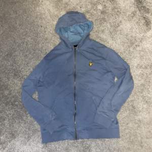 Säljer lyle&scott zip hoodie pga för liten inte använd mycket och inga defekter storlek M 