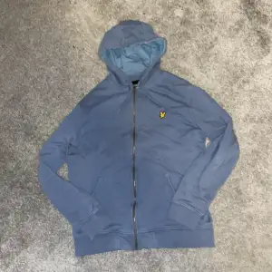 Säljer lyle&scott zip hoodie pga för liten inte använd mycket och inga defekter storlek M 