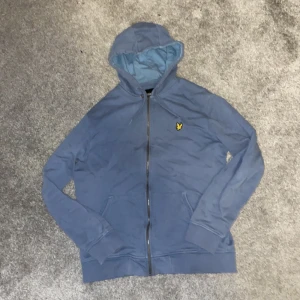 Lyle&scott zip hoodie - Säljer lyle&scott zip hoodie pga för liten inte använd mycket och inga defekter storlek M 