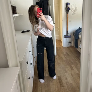 Zara jeans - Supersnygga jeans från zara. Går ner till hälarna på mig som är 158cm. Väldigt bra skick även fast dom är använda. Inga skråmor. Kan skicka fler bilder.😊