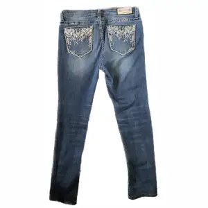 Jätte snygga jeans me mönster på fickorna köpte dom för 850 och säljer för 299kr + frakten som kostar 80kr. Säljer dom eftersom att dom inte kommer till användning:/ använt kanske två gånger dom e i jätte bra skick