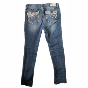 Grace in l.A jeans - Jätte snygga jeans me mönster på fickorna köpte dom för 850 och säljer för 299kr + frakten som kostar 80kr. Säljer dom eftersom att dom inte kommer till användning:/ använt kanske två gånger dom e i jätte bra skick