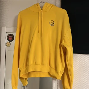 Hoodie cheap monday  - Gul hoodie från Cheap monday med liten logga 