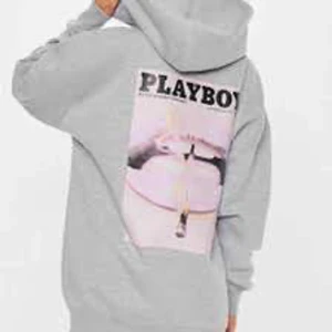 Playboyhoodie - Säljer en oversize playboy hoodie i bra skick! Säljes pga rensat ut garderoben och använder den inte längre, Storlek S men den är oversize som sagt så allt är beroende på hur man vill att den ska sitta! Köparen står för frakten! 🦋