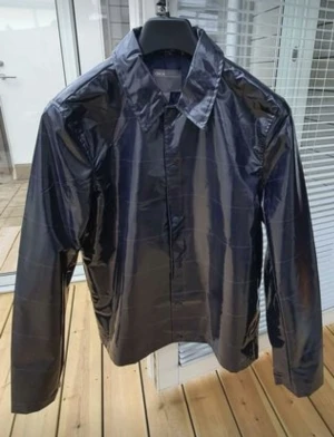 Jacka  - randig regnjacka i mörkblå färg storlek M aldrig använt 