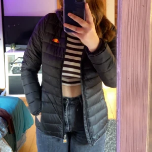 Ellesse jacka  - En höst/vår jacka från ellesse i fint skick, köpt för 1100kr, funkar även som vinterjacka över en hoodie, har ytterfickor men även två innerfickor,längden gör att man får fin form bakifrån, kan mötas upp runt Karlskrona annars 500kr+frak,skriv vid frågor🫶🏻