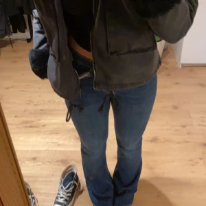 Trendiga jeans  - Super fina populära och trendiga slutsålda jeqns från zara! Kommer tyvärr inte till användning, endast använda vid 2 tillfällen. Ny skick, storlek 36, raka/ botcut samt lägre / mid rise i midjan. 💓💓