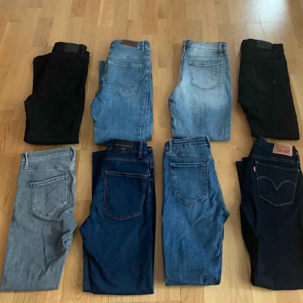 Säljer olika jeans!! Skriv för mer information och om du undrar över något!❤️ Jeansen är antigen high waist skinny eller skinny. Jeans & Byxor.