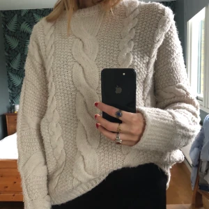 Kabesltickad tröja - Oversized kabelstickad tröja från hm. Strl S. Väldigt varm och utan ull!! Så kliar inte👍👍. Okej skick!