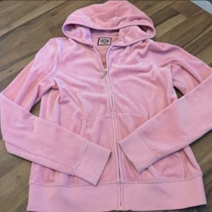 Snygg vintage juicy couture tröja - Säljer denna snygga vintage ljusrosa juicy couture tröja. Storlek M men tror den är S/XS. Inga defekter utom lite missnöjet på J:et. Kontakta för mer info 💖❤️