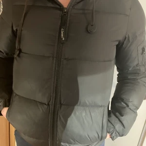 Db dunjacka  - Super snygg och varm vinter jacka. Används inte nå mer därav säljer jag denna. Använd en vinter men till ett väldigt fint skick. Priset går att diskuteras 