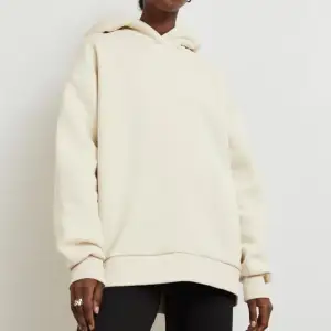 slutsåld beige hoodie från gina i nyskick. Nypris är 299 och mitt är 200 plus frakt. Storlek xs men passar s!