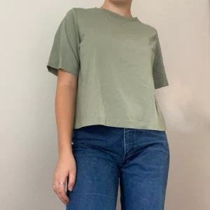 Grön Weekday T-shirt - Jättefin grön t-shirt från weekday, aldrig använd. Nyskick. Superskönt tyg och snygg passform. 