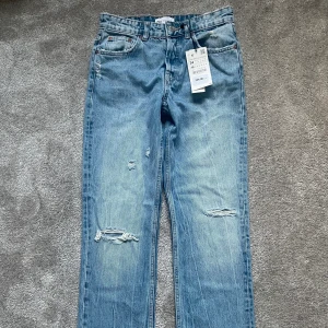 Zara mid rise jeans! - HELT NYA zara jeans i modellen ”mid rise straight”. Byxorna är helt slutsålda💞 Nypris: 359 kr. Mitt pris 230 + frakt! de är bara att höra av sig för mer info/bilder😇