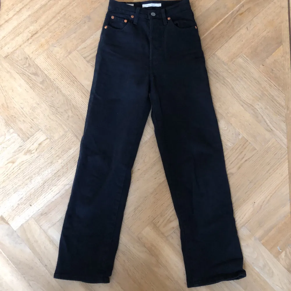 Svarta sparsamt använda jeans i storlek 23/27. Jeans & Byxor.