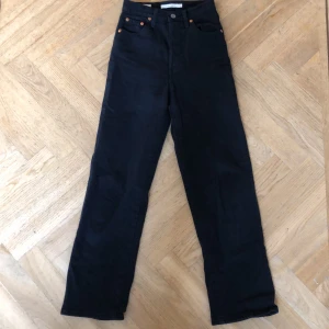 Levi’s Ribcage straight  - Svarta sparsamt använda jeans i storlek 23/27