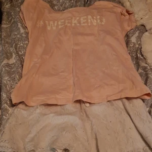 pyamas - Wn rosa tröja med vitt text och ettvpar vitt shorts.