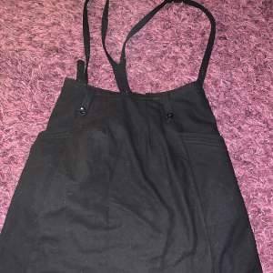Vintage kjol med justerbara hängslen, fint skick och kvalitet, ger mickey mouse vibes. 